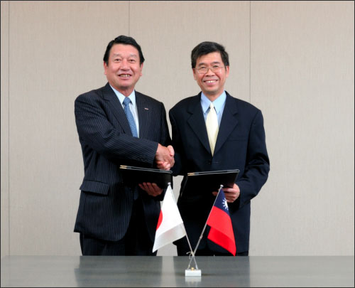 NTTドコモの囘栂慣e社長(左)とメディアテックのCEO蔡介()