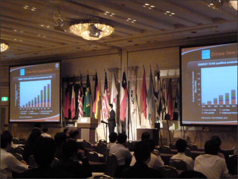 ISSM2010の講演にX心に聞き入っている