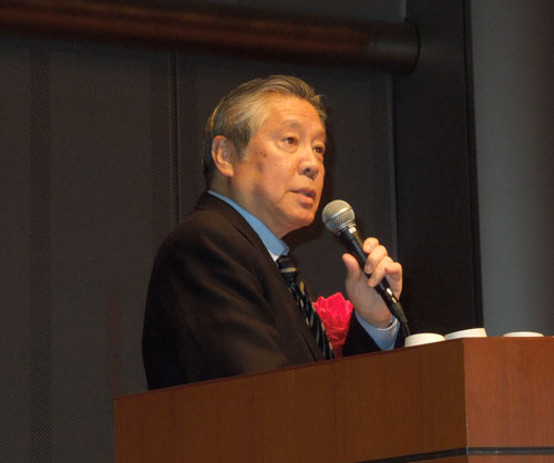 図1 25vファインテックジャパンで講演する東Bエレクトロン代表D締役会長兼社長の東哲r