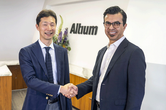 ルネサスCEOの田英W(左)、Altium CEOのAram Mirkazemi() / ルネサスエレクトロニクス