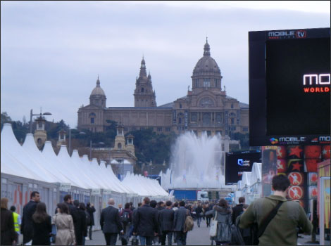 図 Mobile World Congress2011の門をくぐり会場へ向かう