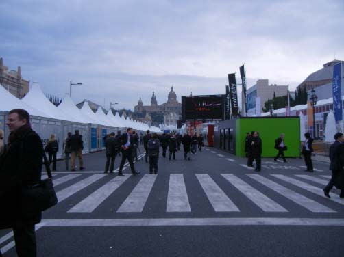 図 MWC2011の会場入口Zにある左笋離謄鵐抜曚涙kつがUKパビリオン