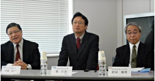 図1 UMCと新日本無線との共同会見 中央はUMC グループジャパンの代表D締役社長、張nE、は新日本無線D締役執行役^の田隆