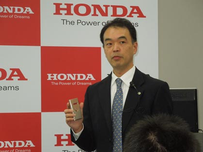 図1 日立とホンダが共同開発したハンディ型}気アルコール検出_(d│)
