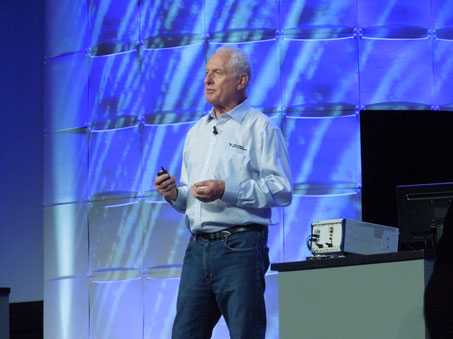 図1 NIWeek 2016で講演するJames Truchard社長(通称Dr. Tで親しまれている)