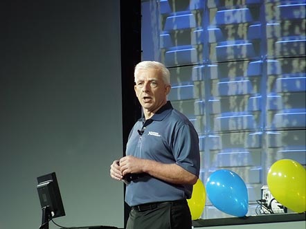 図1 NIWeek 2017の基調講演に登場した新CEOのAlex Davern(hu━)