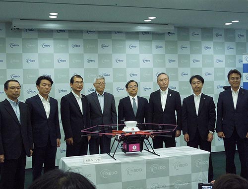 図1 H数のドローン運豐浜システムに係わるC々 左から、JAXA、楽W、NTTドコモ、NEDO、経済噞省、NEC、NTTデータ、日立作所の代表vたち