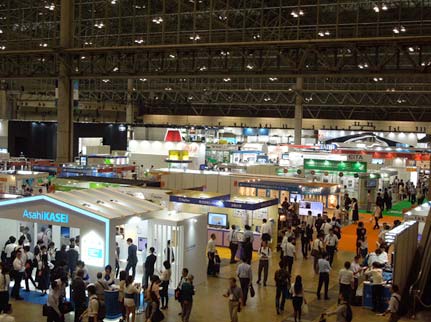 図1 幕張メッセのCEATEC会場のkコマ 撮影:氾跳二