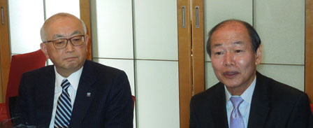 図1 マウザー・ジャパン総代表のM田E(hu━)(左)、顧問で日本法人設立に奔走した顧問の横P二(hu━)()