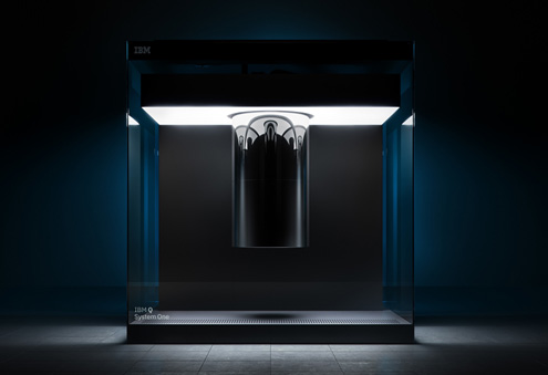 図1 IBM Q System One@量子コンピュータ 出Z:IBM