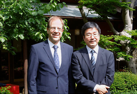 図1 Infineon Technologies CEOのReinhard Plossと日本法人代表D締役社長の川崎郁也