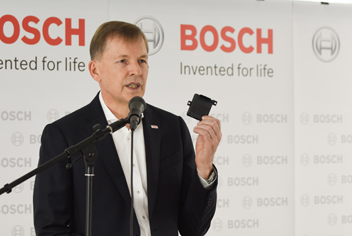 図1 ボッシュ代表D締役社長のKlaus Meder }にもっているのは汽札鵐機―儘Z:ボッシュ