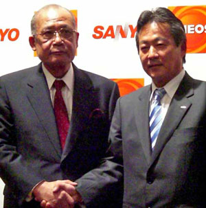 薄膜陵枦澱咾嚢臺朮饉劼鮴瀘した新日本石のヒ_進路社長(左)と洋電機の佐野@kr社長
