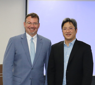 図1 SiFive JapanのSam Rogan社長(左)とSiFiveコーポレートマーケティングCXのビジネス開発担当のシニアVPのJack Kang(hu━)()
