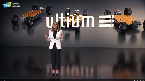 図1 CES 2022の基調講演でプラットフォーマとなると述べたGMのMary Barra CEO