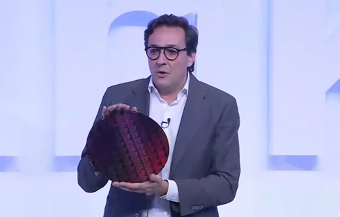 IBMが開発した2nmプロセスのGAAトランジスタのテストチップ IBMのシニアVP兼IBM ResarchのディレクタであるDario Gilがその300mmテストウェーハをeっている