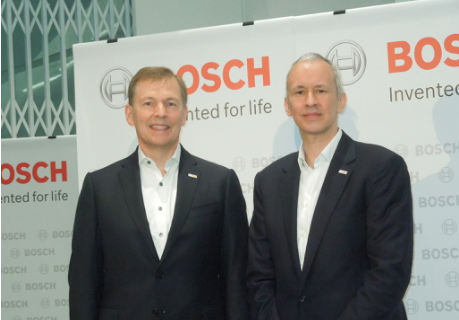 図1 ボッシュ・ジャパンの代表D締役社長のKlaus Meder(左)とD締役副社長のAlexandre Riestere()