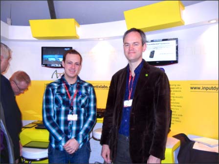図1 InputDynamics社CTOのSimon Godsill教b()とエンジニアのJens Christensen(左)
