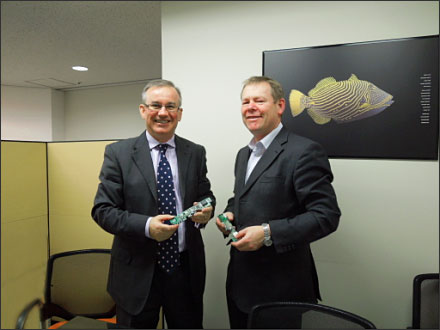 図1 AmantysのSteve Evans()とRichard Ord(左) 二人が}にしているのはドライブボード
