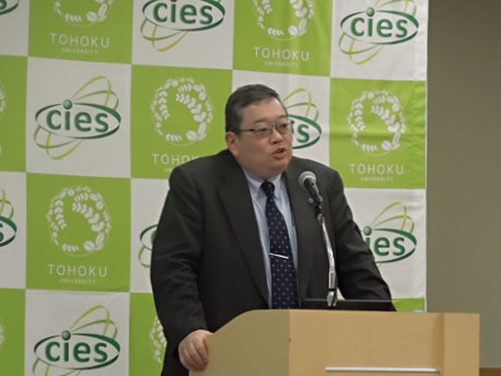 図1 CIES Technology SymposiumのTIと要を講演するセンター長の遠藤哲r教b