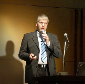 図1 SiCデバイスを開発してきたInfineon Technologies社SiCシニアディレクタのPeter Friedrichs