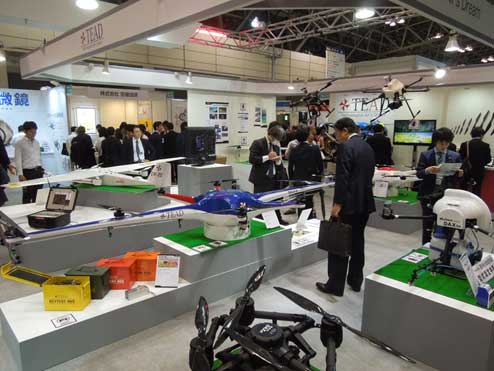 図1 Techno-Frontier 2016にはドローンやロボットなど動く応に人が集まった