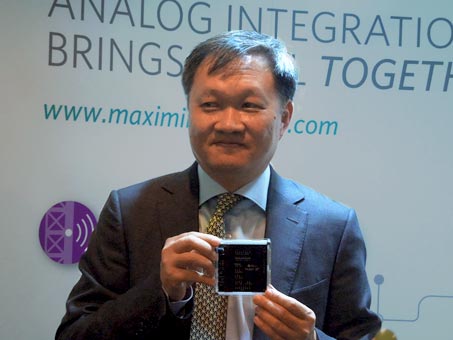 図1 Maxim IntegratedのIndustrial Healthcare担当バイスプレジデントのSui Shiehの}のひらに乗ったPLC