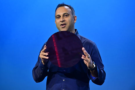 図1 Intelのデータセンタ靆腑肇奪廚Navin ShenoyがeつXeonプロセッサのウェーハ 出Z:Intel Corp.