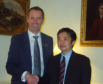 図1 Imagination Technologies社CEOのAndrew Healthとデンソーの東BЪ凖纏甸韶先行開発室 担当次長のh本英` 英国j使館にて