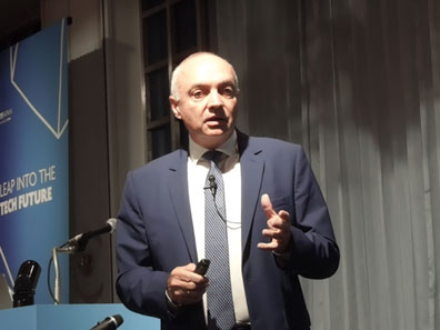 図1 IMEC CEOのLuc Van den Hove