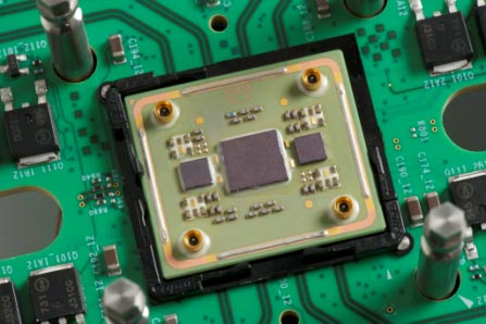 図1 カギとなった130nm SiGeバイCMOS\術とMCM、X設 出Z:Tektronix