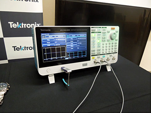 図1 格段と使いやすくなったTektronixの任TS形ファンクションジェネレータ