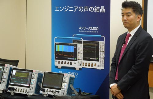 図1 新発売の3シリーズMDO()と4シリーズMSO(左)をiにするテクトロニクス代表D締役Kent Chon
