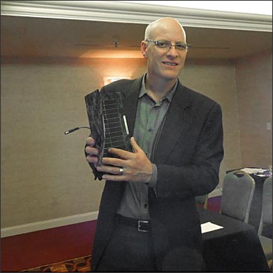 図1 タブレットサイズのソーラーパネルをeつAlta Devices社CEOのChris Norris(hu━)