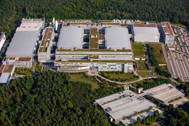 図1 Infineonのドレスデン工場 左の建颪300mm、の二つとその半分のjきさの建颪200mmライン 出Z:Infineon Technologies