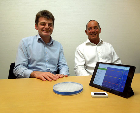 図1 Ilika社CEOのGraeme Purdy(左)とCSO(Chief Scientific Officer)のBrian Hayden()