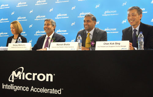 図1 Micron Technology CTOのManish Bhatia から2番`